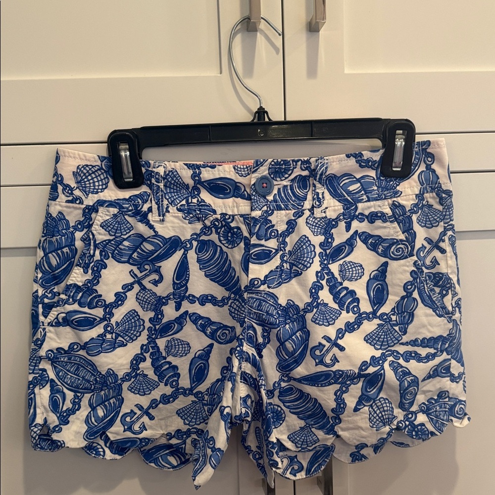 Lilly Pulitzer Blue and White Shells Buttercup Shorts with scalloped hem. Size 0